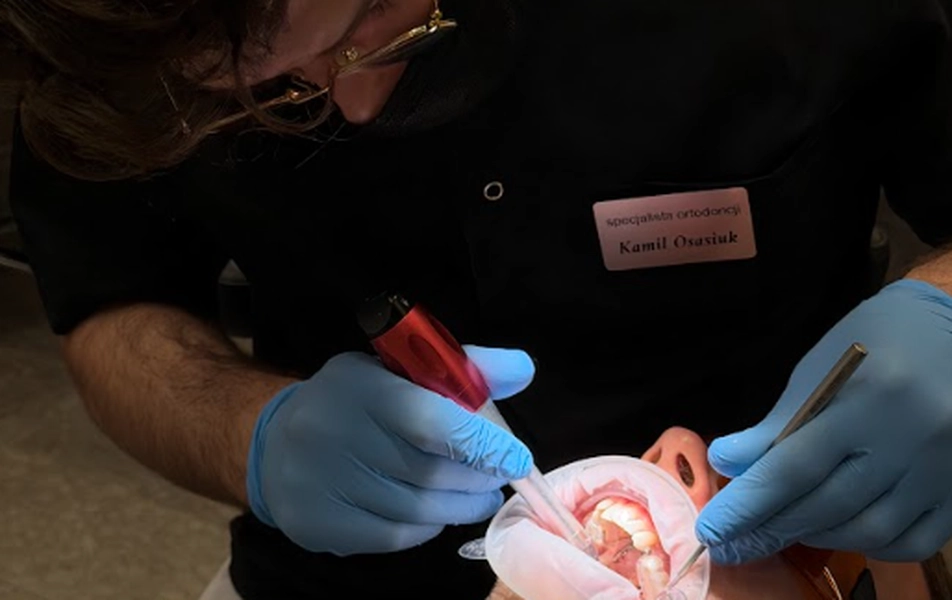 Mikroimplanty ortodontyczne w Opolu – dr Osasiuk podczas zabiegu w klinice Adenta Stomatologia.