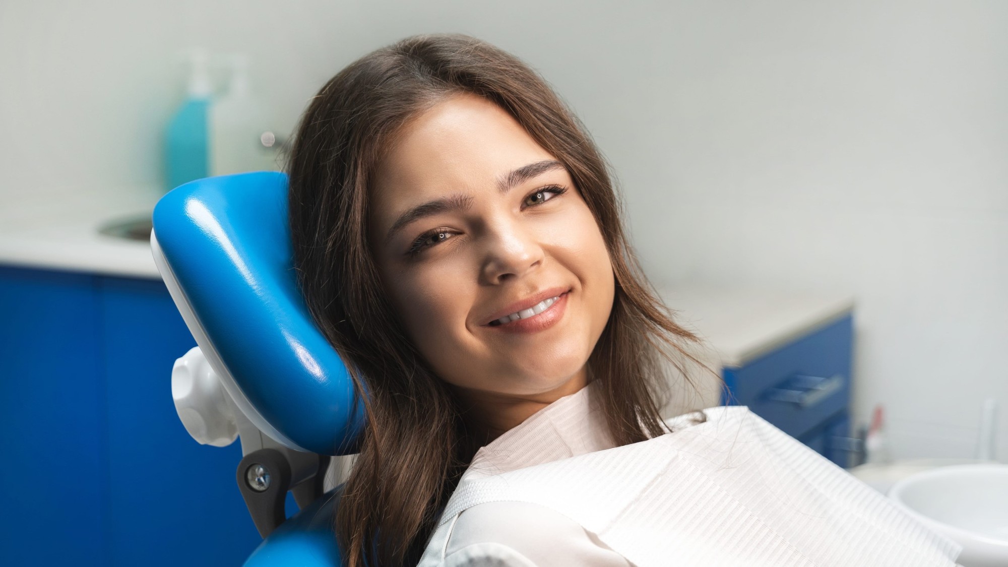 Uśmiechnięta dziewczyna u dentysty