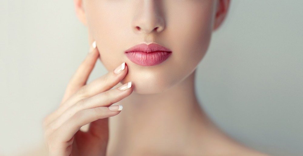 Kobieta po zabiegu modelowania ust
