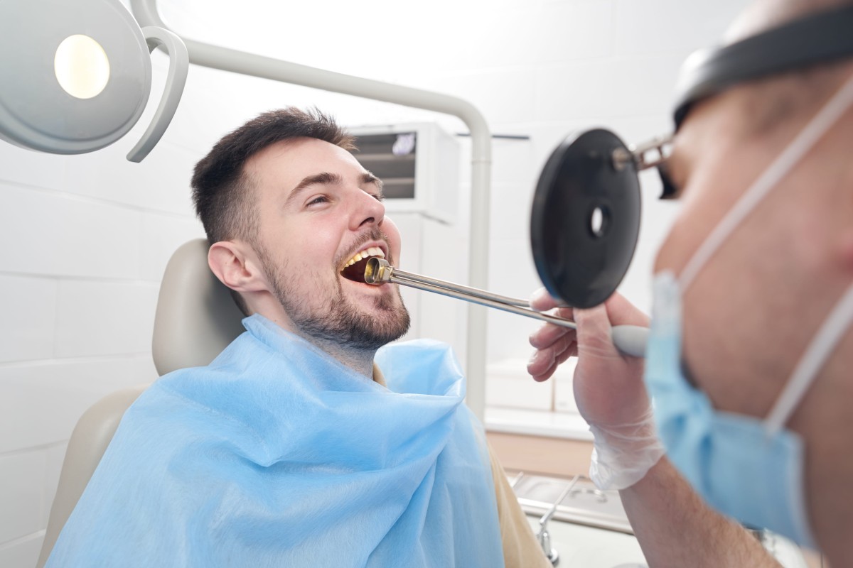 Pacjent u dentysty - badanie szczęki